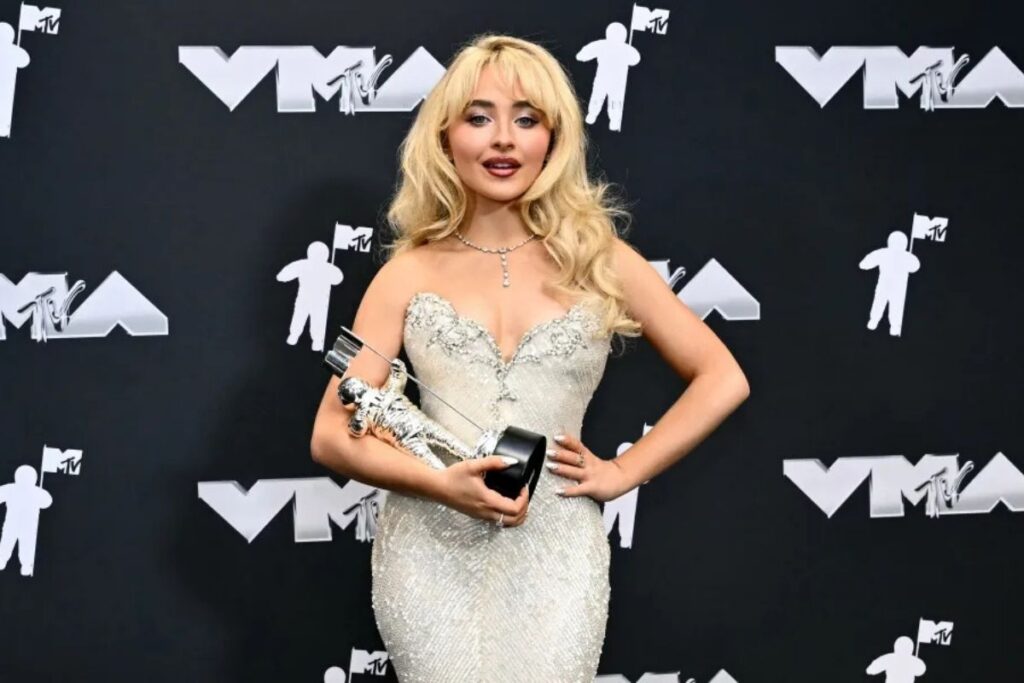 Sabrina Carpenter Shines on the MTV VMAs Red Carpet