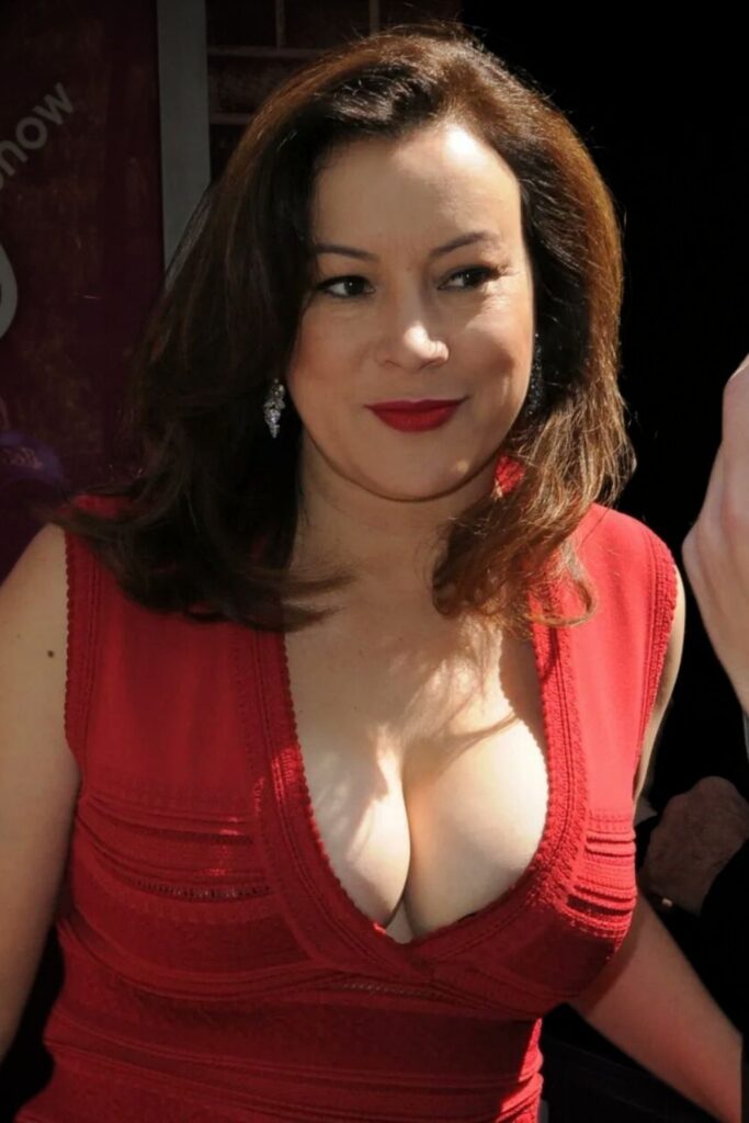 Jennifer Tilly measurements; she is renowned for her voluptuous figure