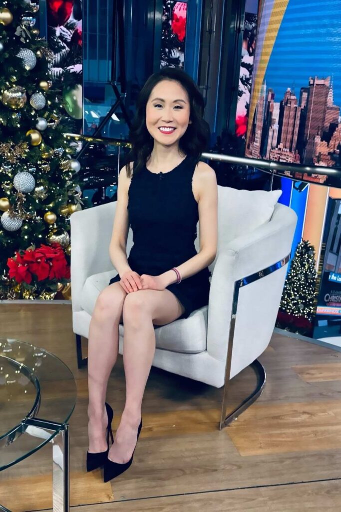 Lindy Li stands at a height of 5 feet 3 inches